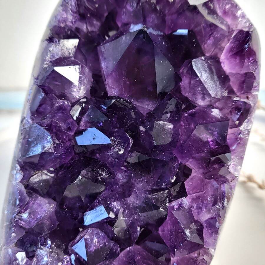 Amethyst Geode mit großen Kristallen