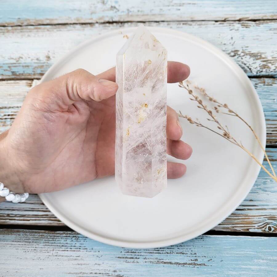 Weißer Bergkristallturm mit goldenen Einschlüssen