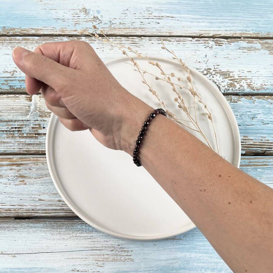 Granatarmband mit Kugeln