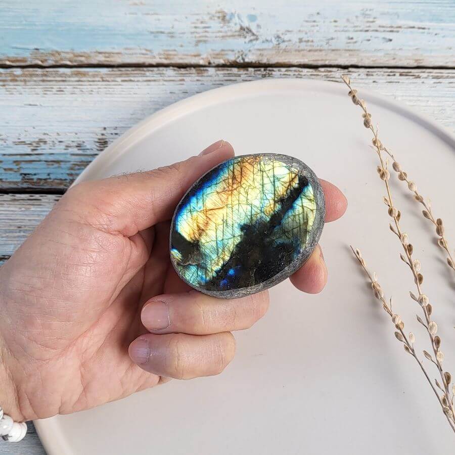 Emu Egg aus Labradorit mit Regenbogenflash