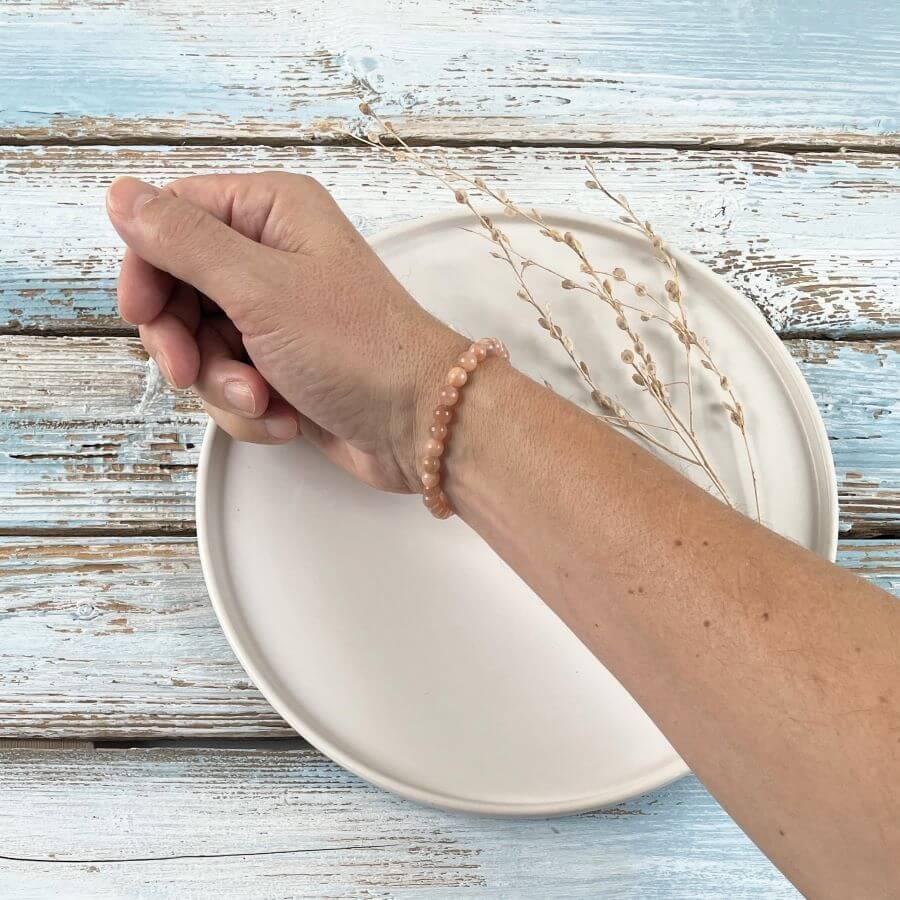 Armband aus Mondsteinkugeln