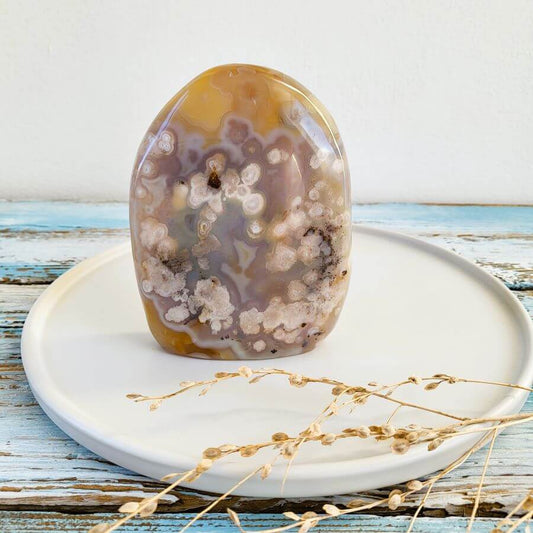 Großer Blumenachat auf einem Dekoteller