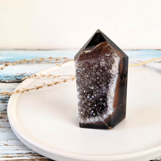 Spitze aus brauenem Achat mit drusy Kristallen