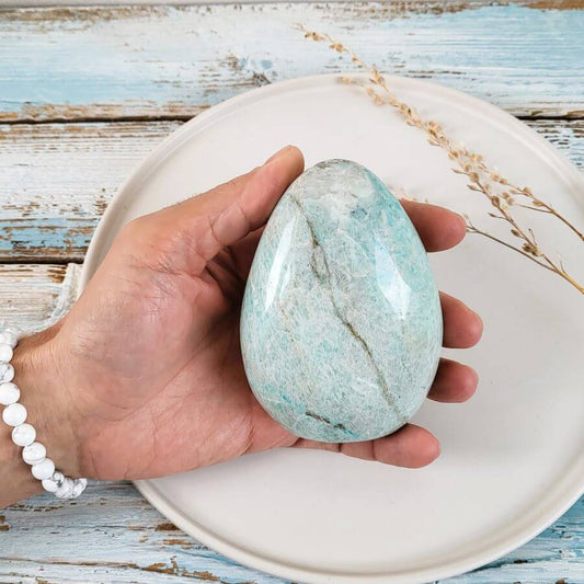 Ei aus einem Amaonit-Edelstein