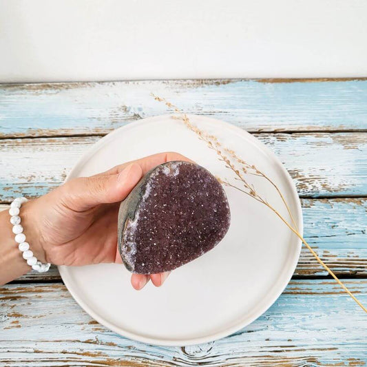 Amethyst in Form einer kleinen Schale