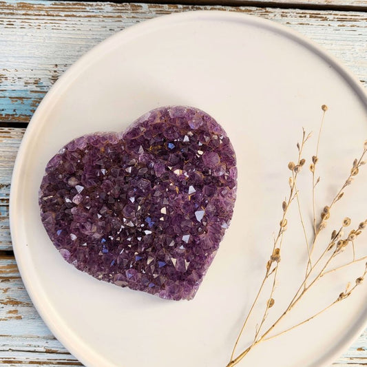Amethyst in Herzform mit Kristallen