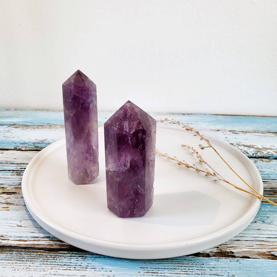 Zwei Amethyst-Türme auf einen Dekoteller