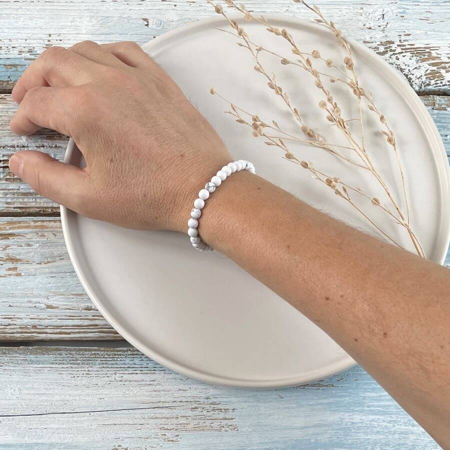 Magnesit Armband aus Kugeln in weiß