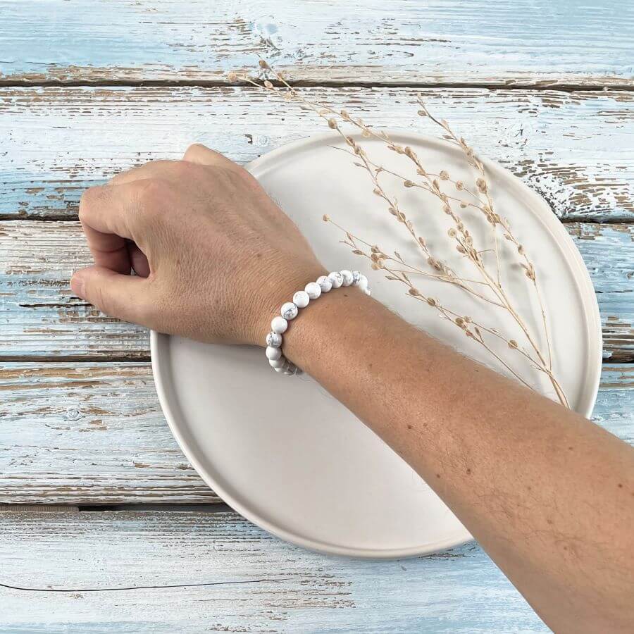 Armschmuck aus Magnesitkugeln