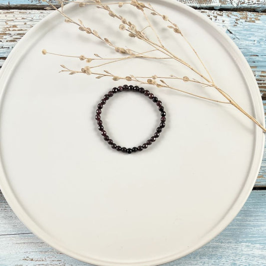 Armband aus facettierten Granatkugeln