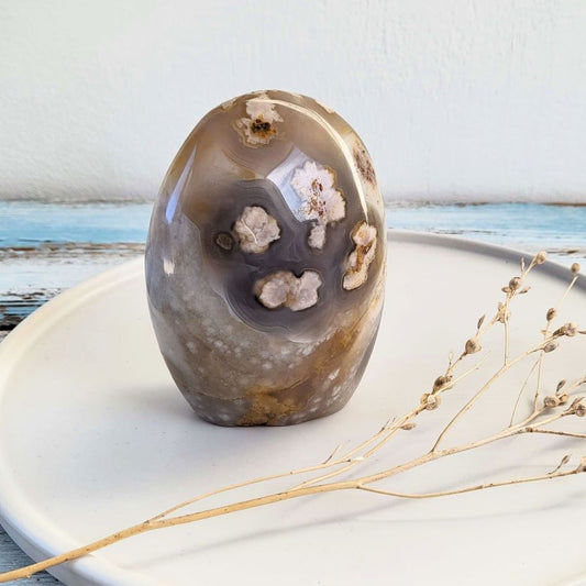 Chalcedon mit Kirschblüten-Zeichnung auf der Vorderseite