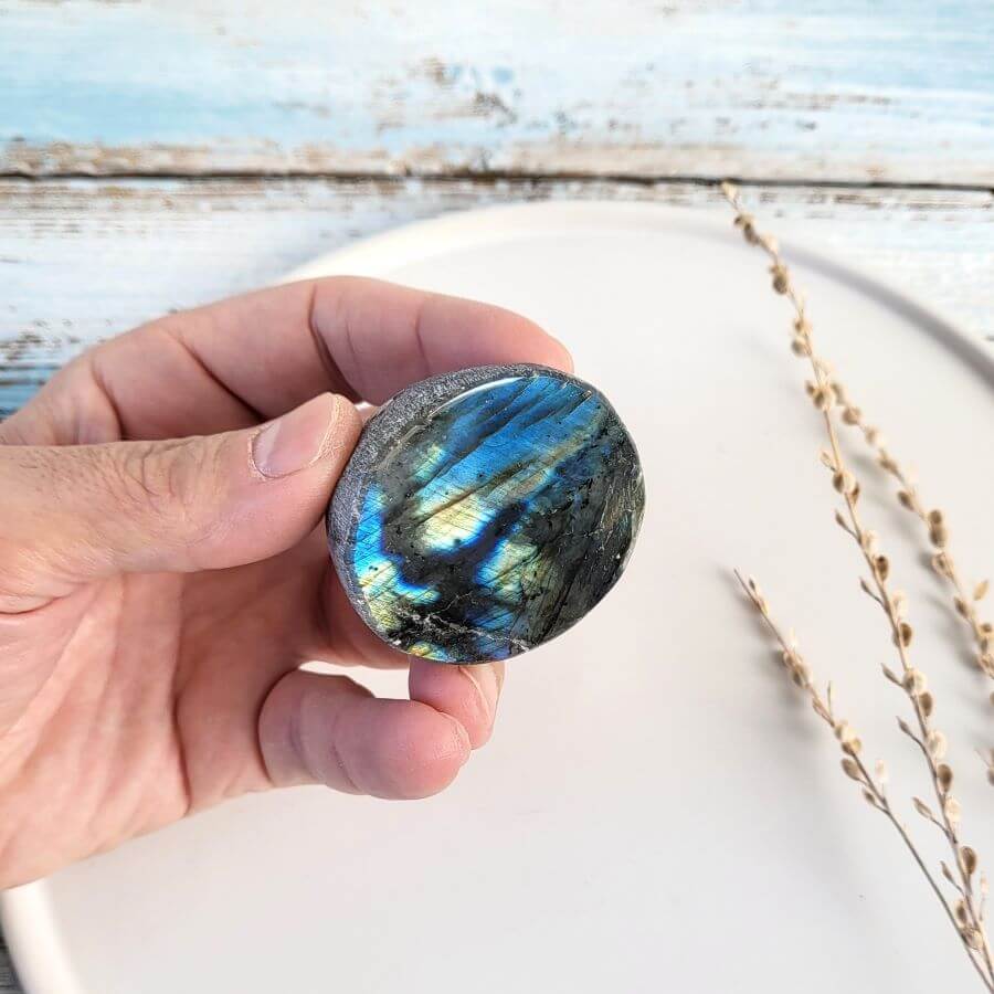 Labradorit-Edelstein mit poliertem Anschnitt