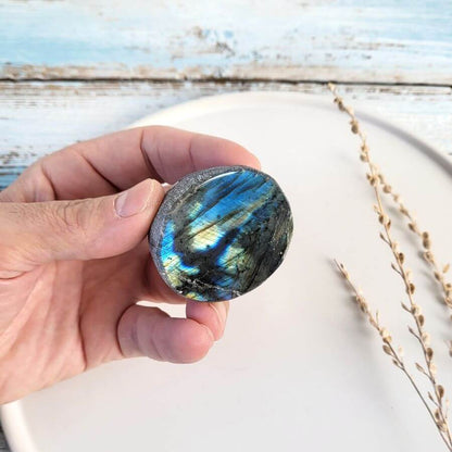 Labradorit-Edelstein mit poliertem Anschnitt