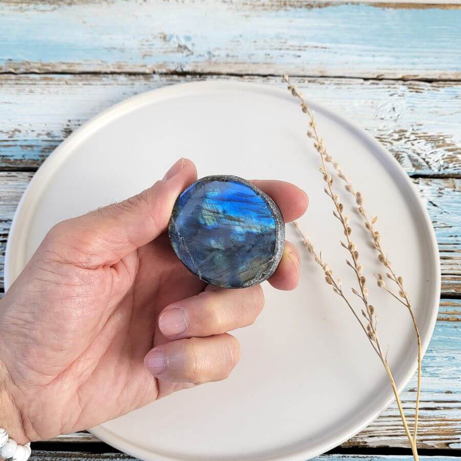 Ein Labradorit Emu Egg mit blauem Flash