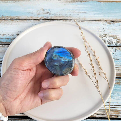 Ein Labradorit Emu Egg mit blauem Flash