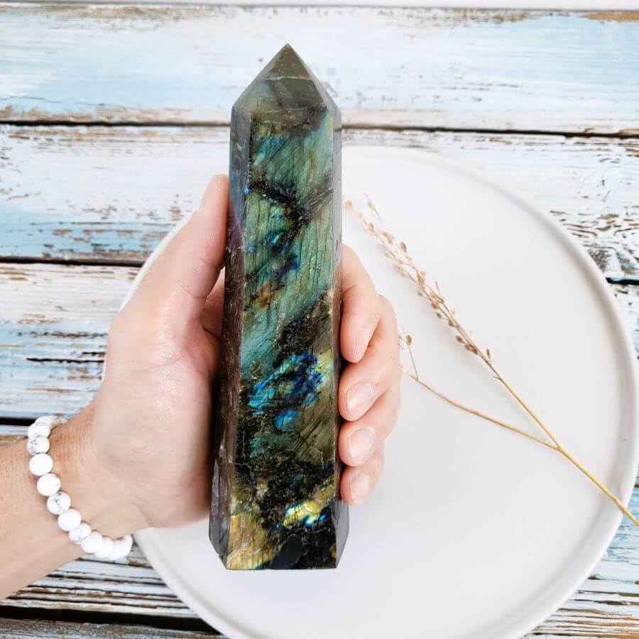 Obelisk aus Labradorit-Edelstein