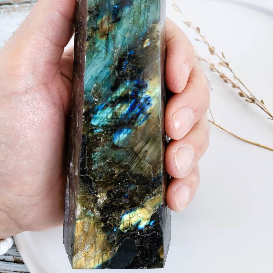 Detailansicht eines Labradorit-Turms