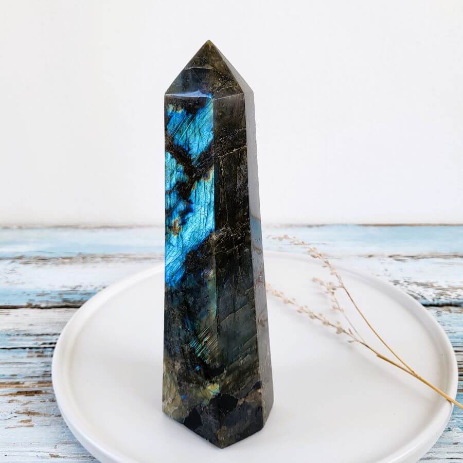 Turm aus Labradorit mit blauem Flash