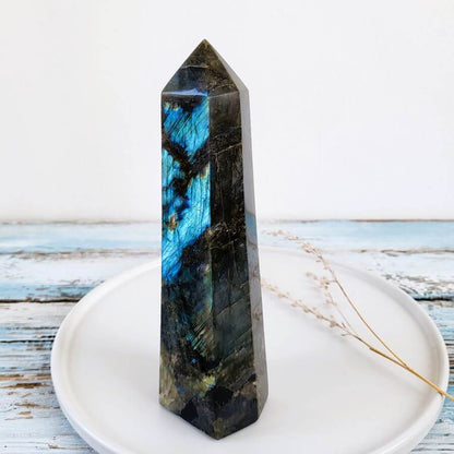 Turm aus Labradorit mit blauem Flash