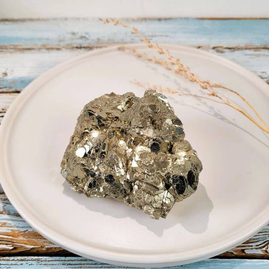 Pyrit Stufe auf einem Dekoteller