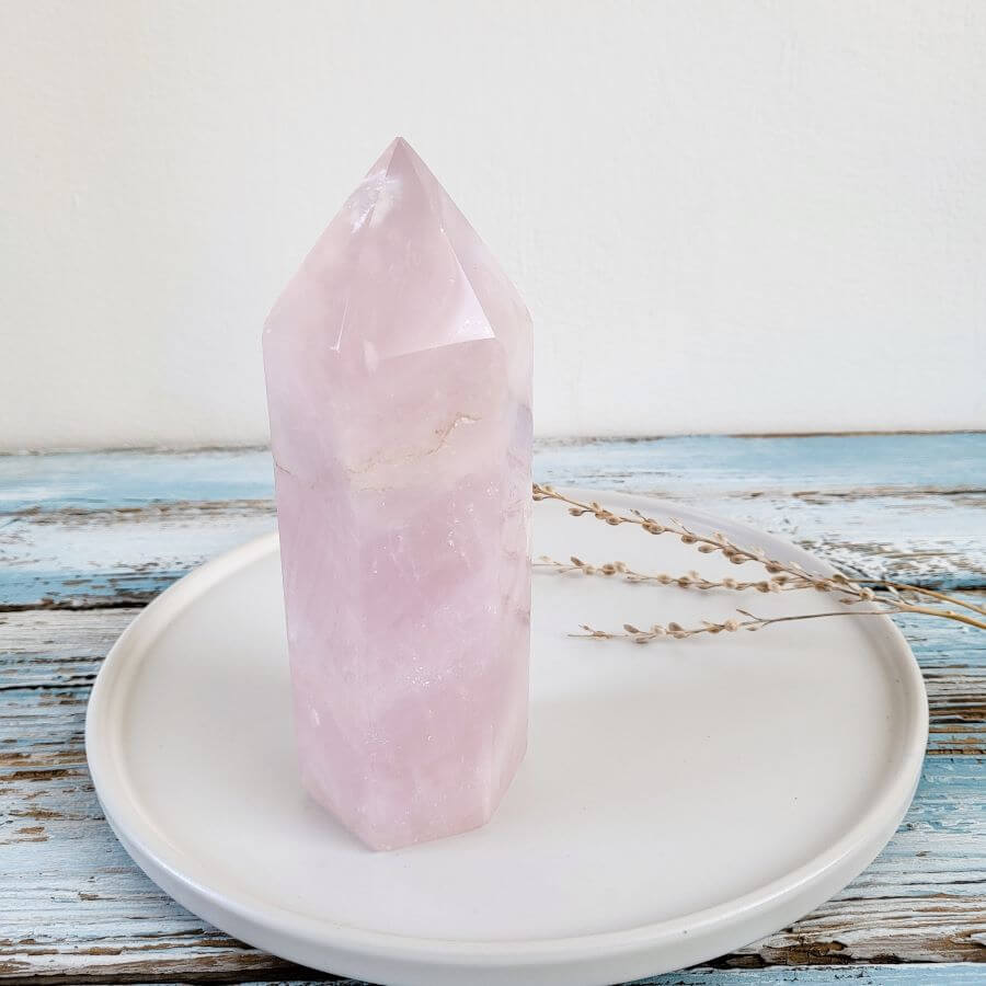 Rosenquarzspitze auf einem Dekoteller