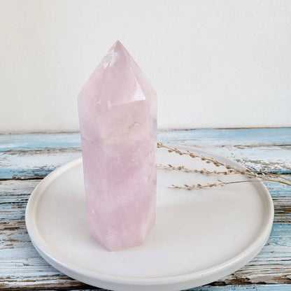 Rosenquarzspitze auf einem Dekoteller